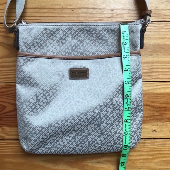 Tommy Hilfiger Beige Crossbody Purse, EUC, 10x11 - Picture 6 of 14